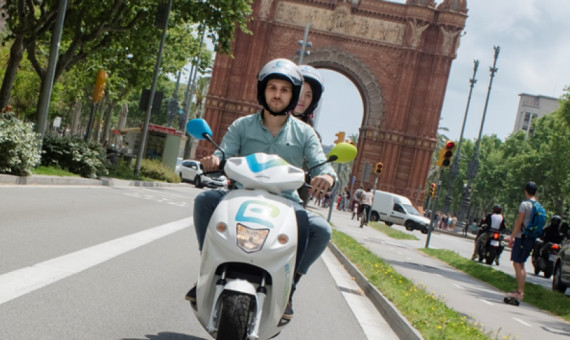 Un cliente de Cooltra junto al Arco de Triunfo de Barcelona