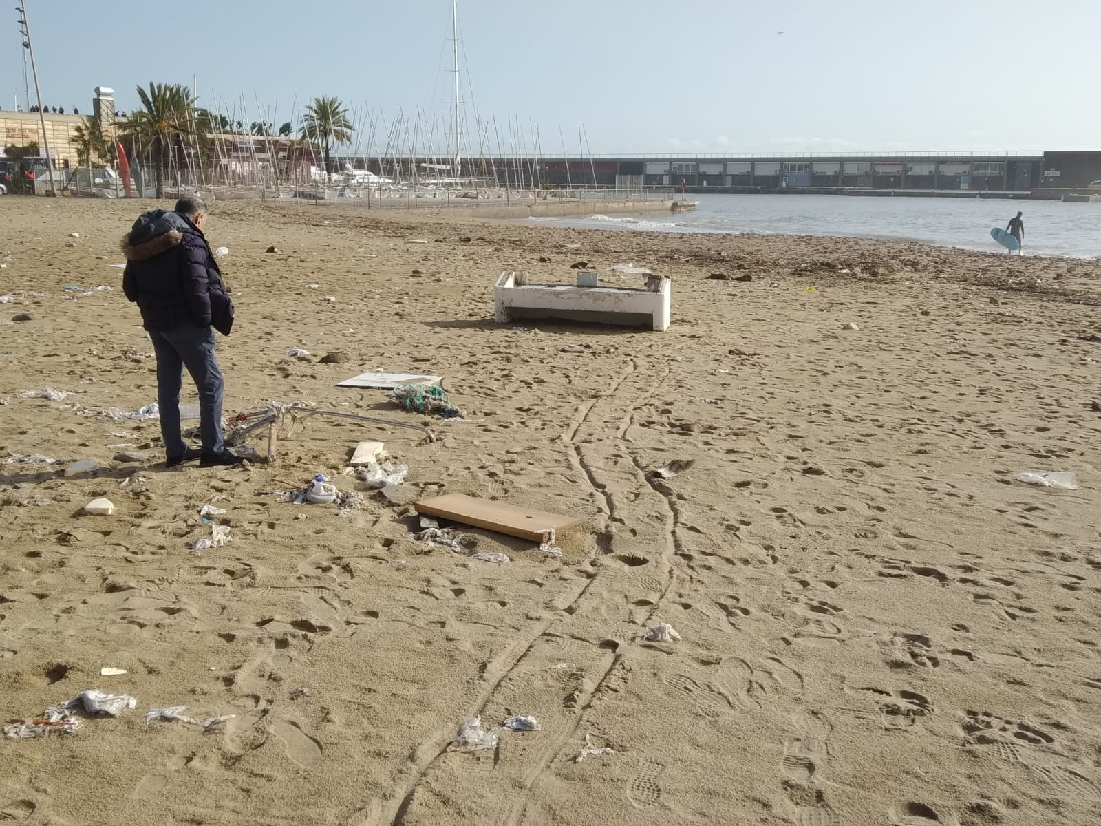 Un trozo de barca, en la playa del Somorrostro / JORDI SUBIRANA