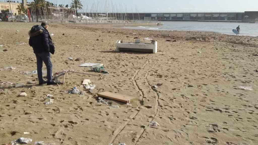 Un trozo de barca, en la playa del Somorrostro / JORDI SUBIRANA