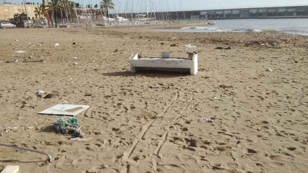 Un trozo de barca, en la playa del Somorrostro / JORDI SUBIRANA