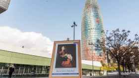 Réplica de 'La Virgen de niña en oración', de Francisco Zurbarán, delante de la Torre Agbar / + CULTURA X BCN