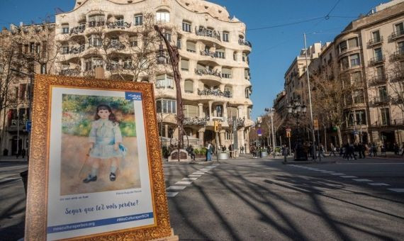 Réplica de 'Un niño con una fusta', de Pierre-Auguste Renoir, enfrente de La Pedrera / +CULTURA X BCN