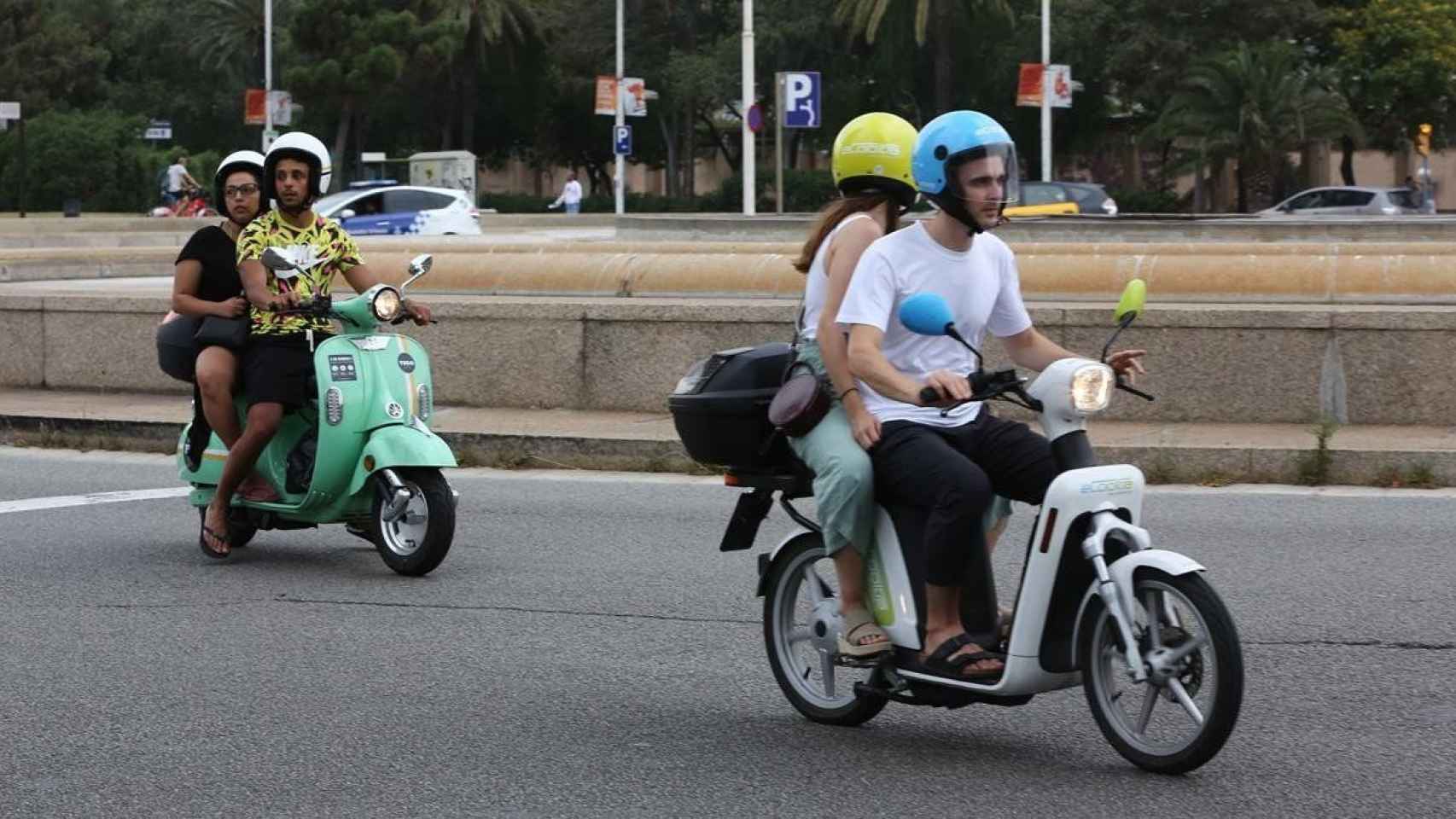 Motocicleta eléctrica Cooltra junto a otro ciclomotor de alquiler