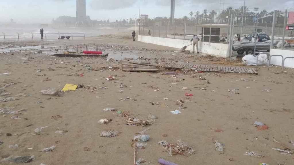 Suciedad en la playa, junto a la base náutica, tras el paso del temporal / JORDI SUBIRANA