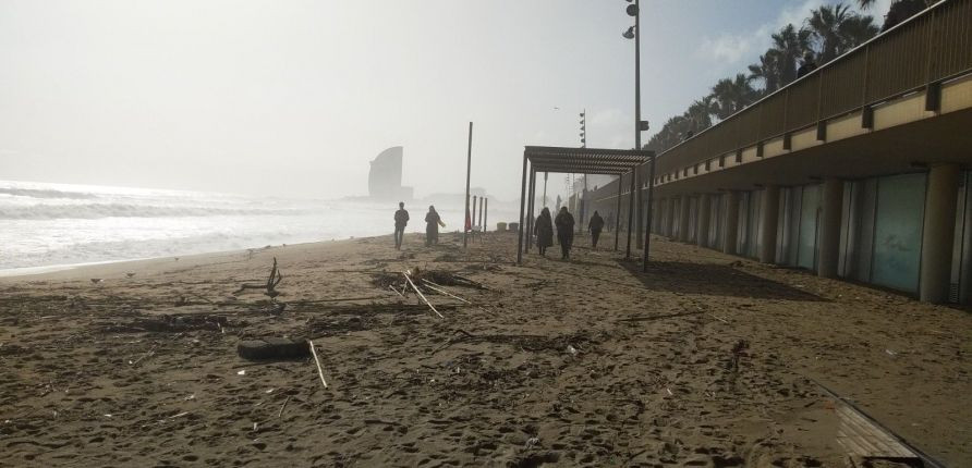 La zona del paseo, debajo del Hospital del Mar, lleno de arena / JORDI SUBIRANA