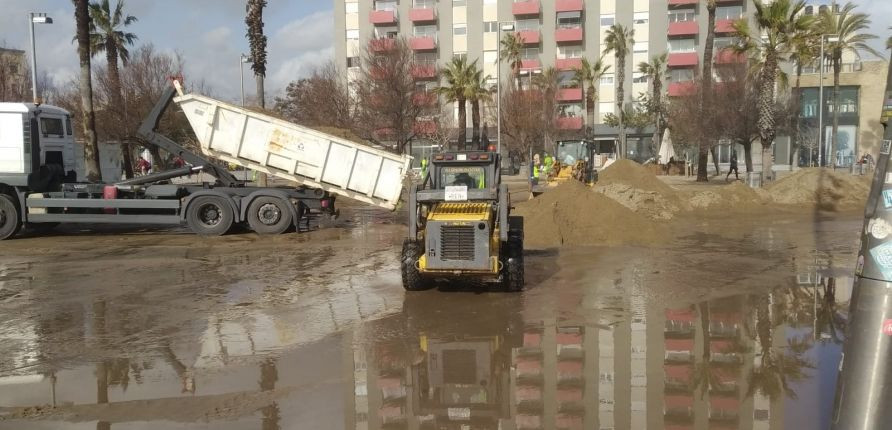 Trabajos en la plaza de la Barceloneta para achicar el agua / JORDI SUBIRANA