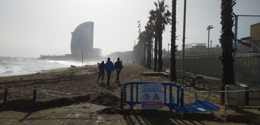 El acceso al paseo del Hotel Vela, cerrado / JORDI SUBIRANA