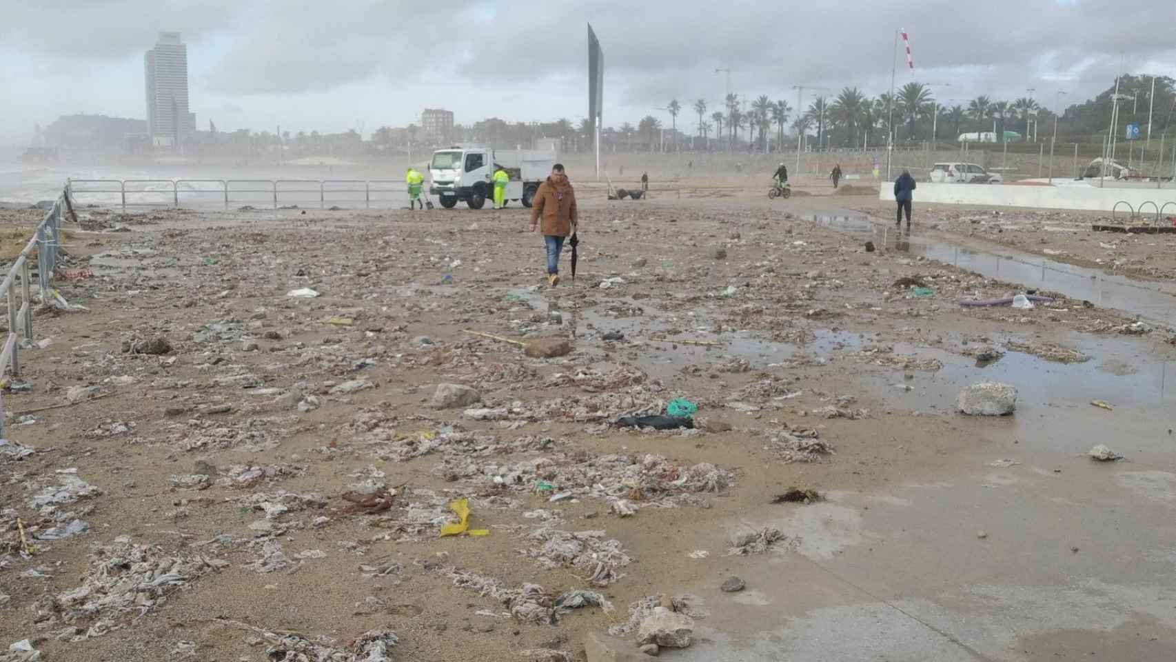 Los entornos de la playa de la Base Náutica Municipal en la Mar Bella, este jueves / JORDI SUBIRANA