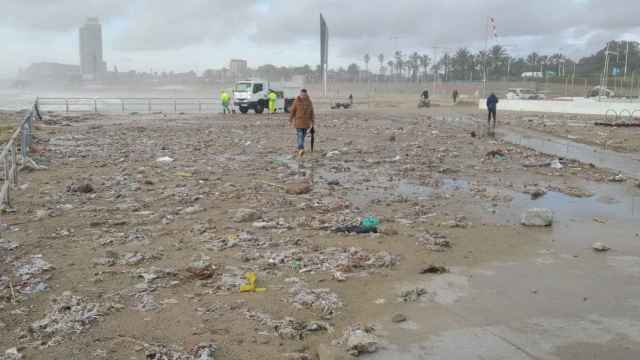 Los entornos de la playa de la Base Náutica Municipal en la Mar Bella, este jueves / JORDI SUBIRANA