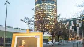 Replica de un cuadro junto a la torre Agbar de Barcelona / EP