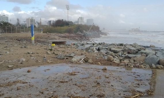 La playa de la Mar Bella, con la arena 'comida' por el agua / JORDI SUBIRANA