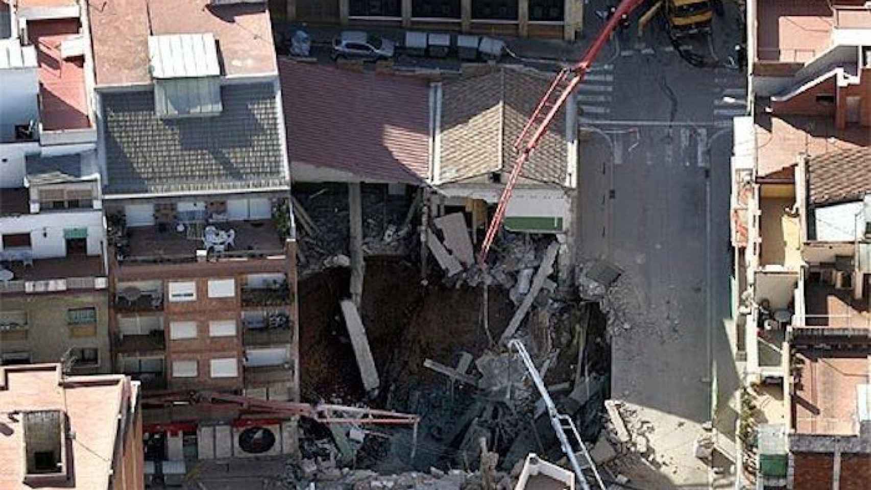 Grúas trabajando para tirar a bajo los restos de los edificios del Carmel