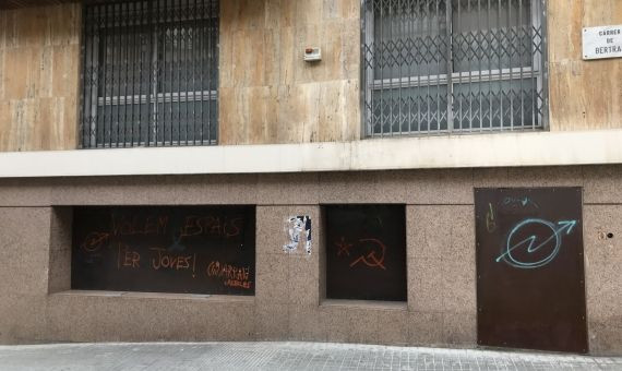 Puerta de entrada al imueble okupado en Sant Gervasi / DF