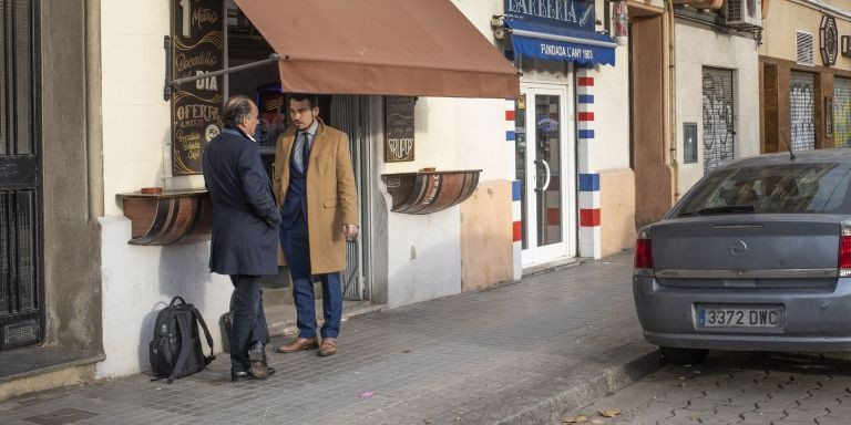 Dos hombres se toman un descanso de su jornada laboral en el Poblenou / LENA PRIETO