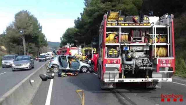 Varias dotaciones de los Bomberos en el accidente mortal en la C-37