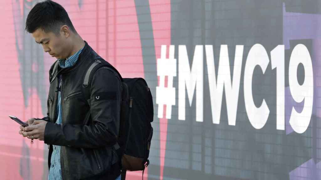 Un visitante en el Mobile World Congress / EFE