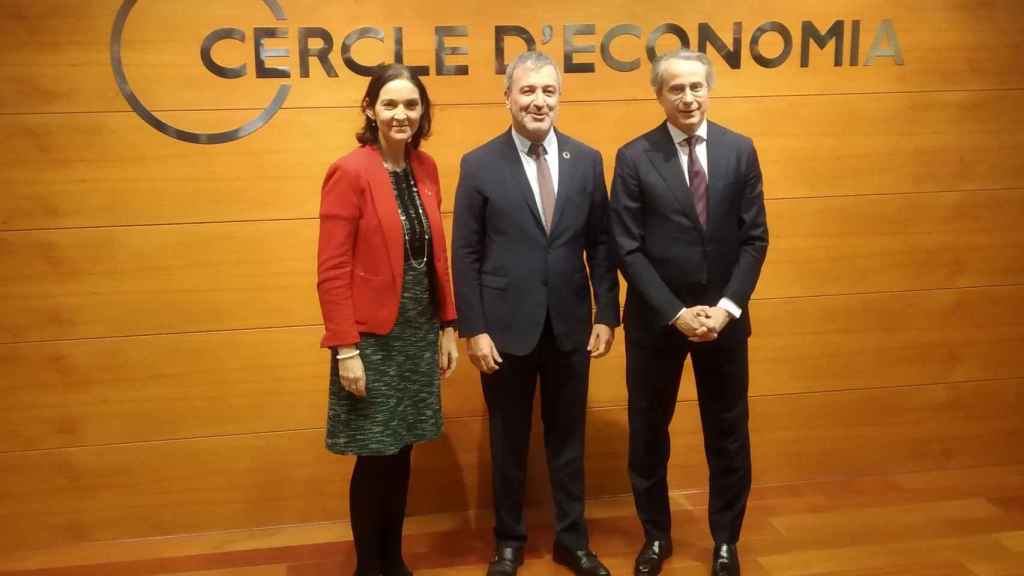 La ministra Reyes Maroto; el primer teniente de alcaldñia, Jaume Collboni, y el presidente del Cercle d'Economia, Javier Faus / JORDI SUBIRANA