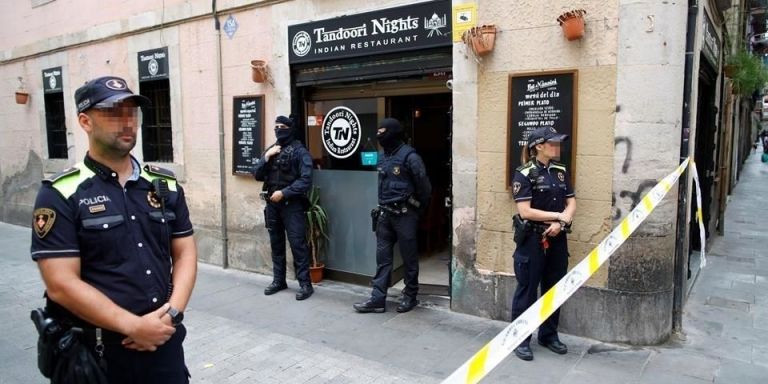 Policías acordonan una calle de Ciutat Vella / ARCHIVO