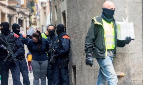 Operación contra el narcotráfico en octubre de 2018 en el Raval de Barcelona / EFE