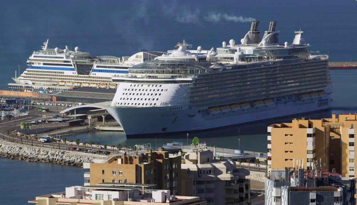 Un crucero atracado en el Port de Barcelona en una imagen de archivo / EFE