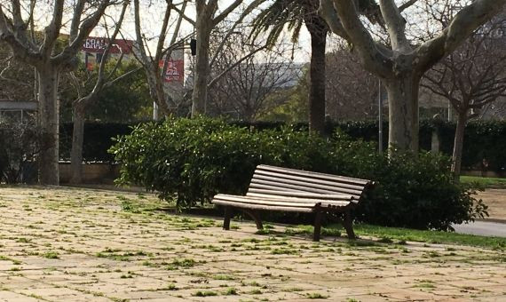 Banco destrozado, reflejo del estado del parque / RP