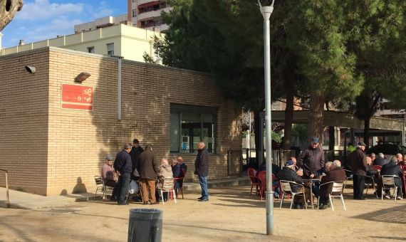 La pista de petanca de l'Alhambra reúne a vecinos de la tercera edad / RP