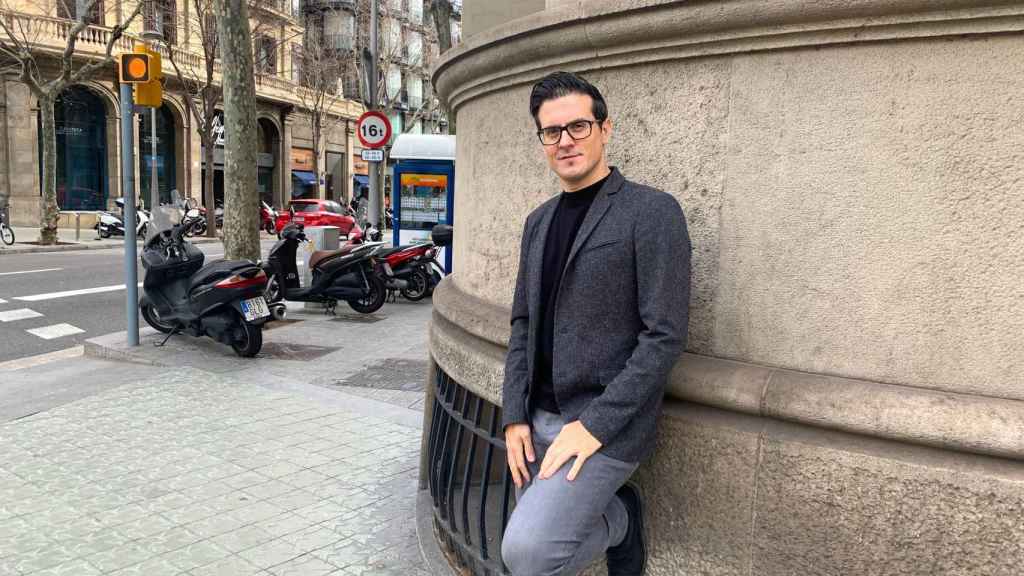 El cómico Victor Parrado en la avenida Diagonal de Barcelona / V.M.