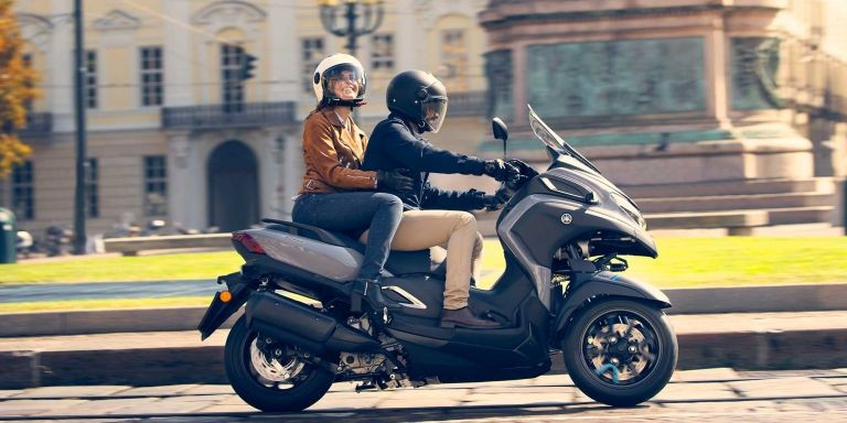 Dos personas se desplazan por Barcelona en moto, medio de transporte favorito de muchos ciudadanos.