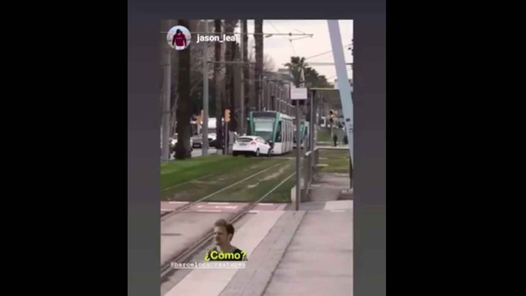 Un coche empotrado contra un tranvía en la Diagonal