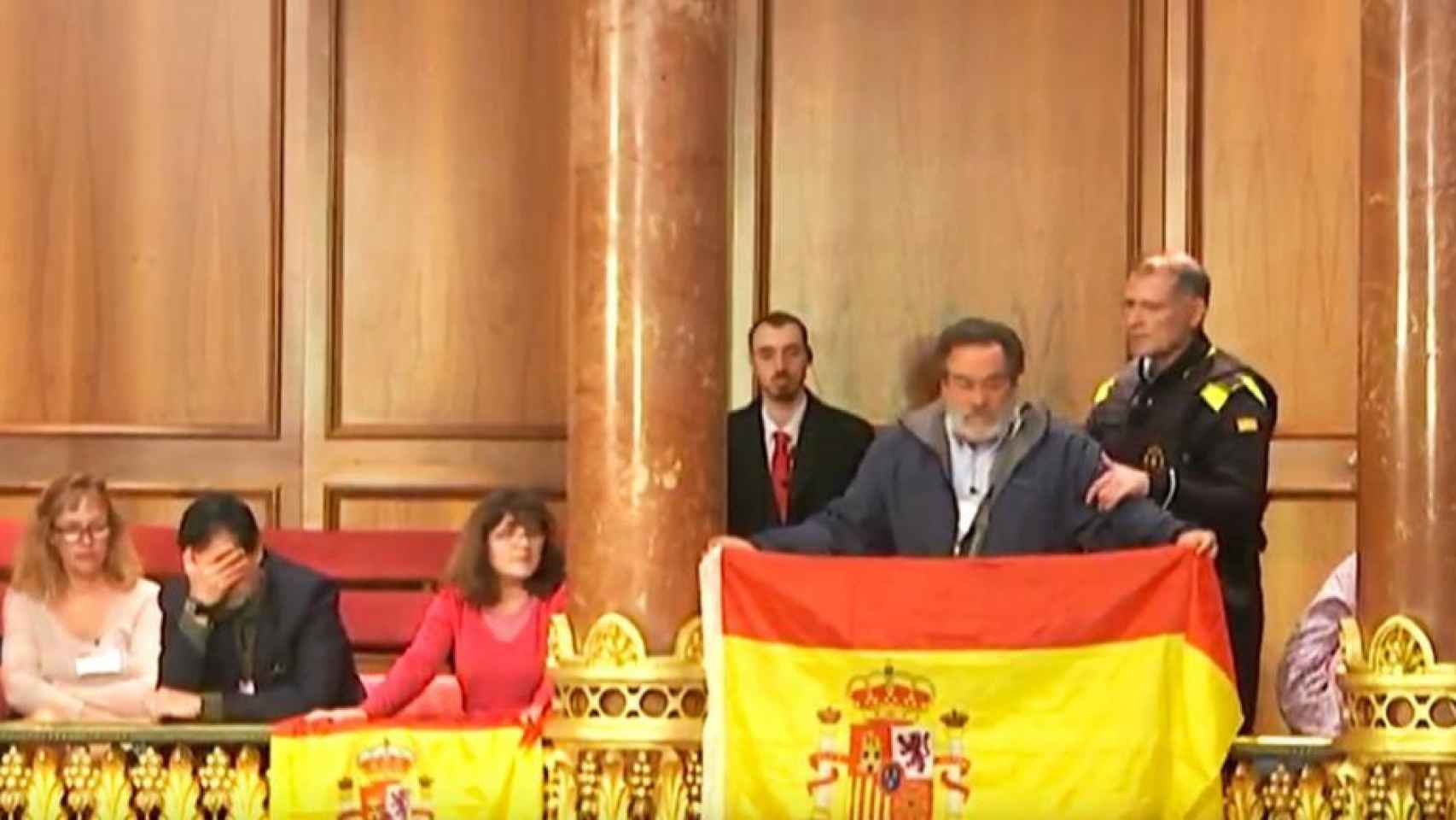 Imagen del incidente en el pleno municipal de Barcelona / CG