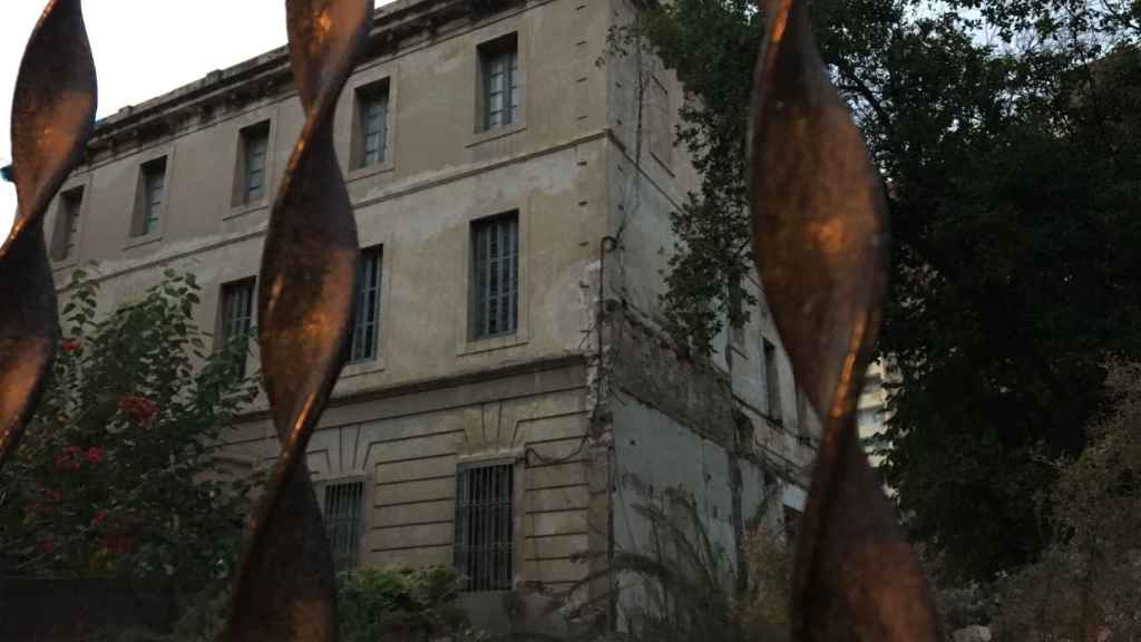 Edificio de Can Capellanets en Les Corts / RP