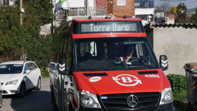 Un minibús de TMB sube una pendiente de Torre Baró / G.A