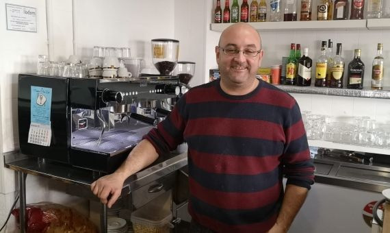 Paco, en su bar de Torre Baró / G.A