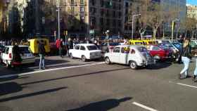 Coches de época en paseo de Gràcia este domingo / @RabbitRS