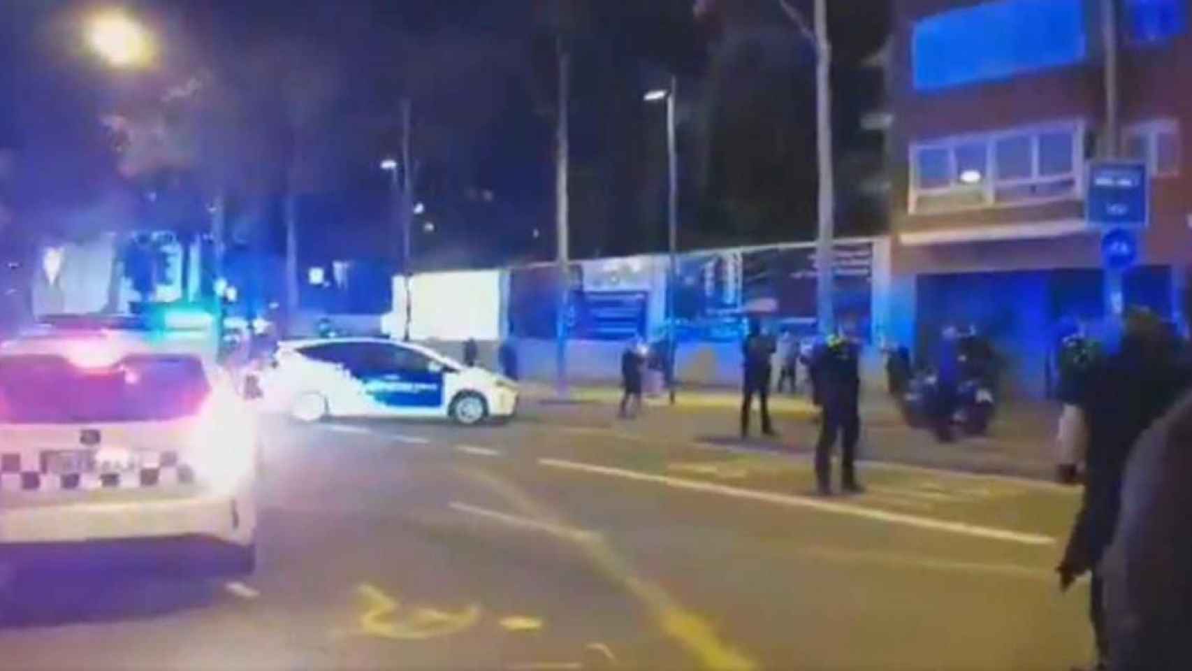 Momento en el que la Guardia Urbana cortaba ayer la avenida Meridiana / TWITTER