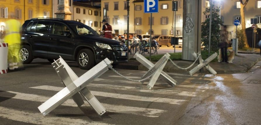 Una calle bloqueada por la policía / GAMS EQUIPAMIENTO POLICIAL