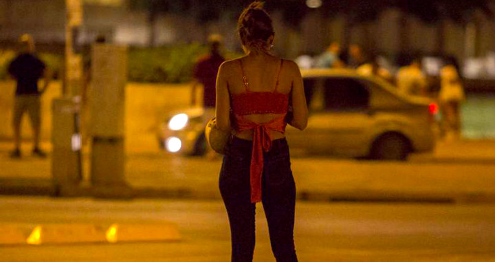 Una prostituta, de espaldas, espera la llegada de algún cliente en Barcelona
