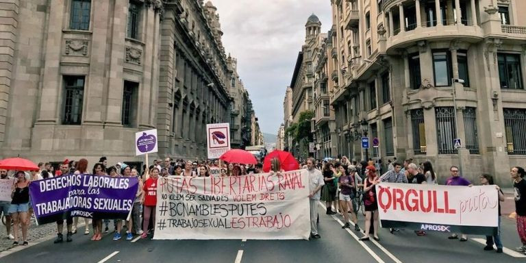El colectivo Putas Libertarias del Raval se manifiesta contra la violencia machista y a favor de sus derechos en la via Laietana