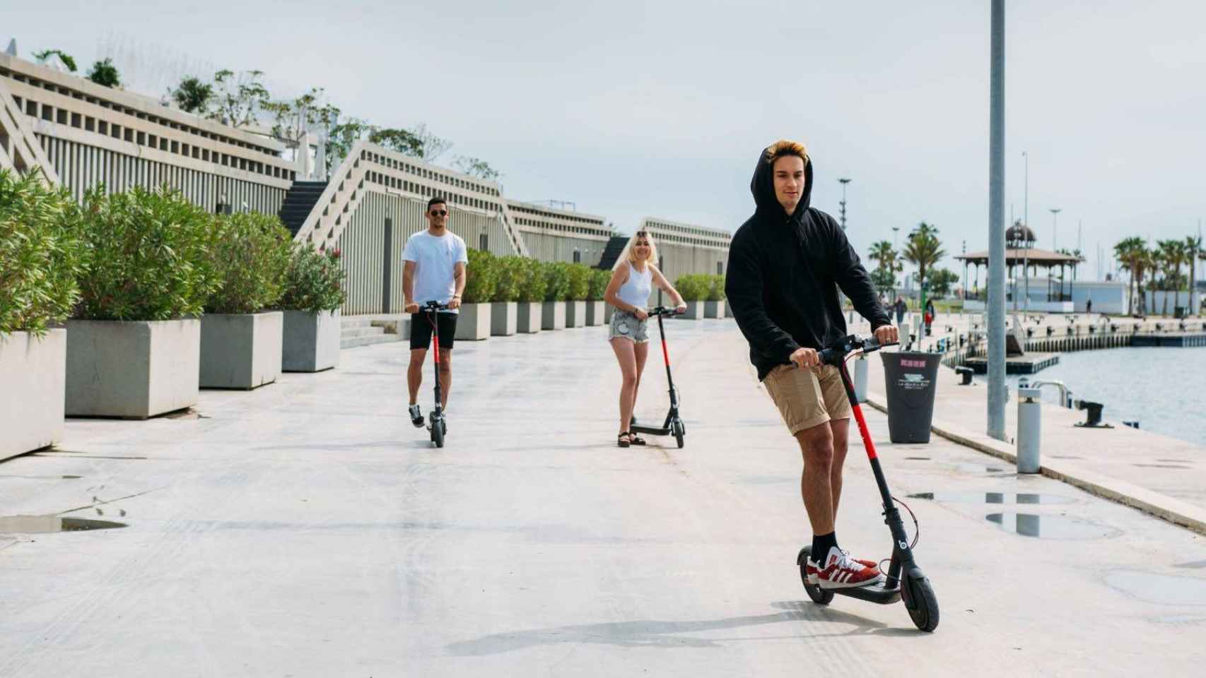 Tres personas montadas en patinete eléctrico