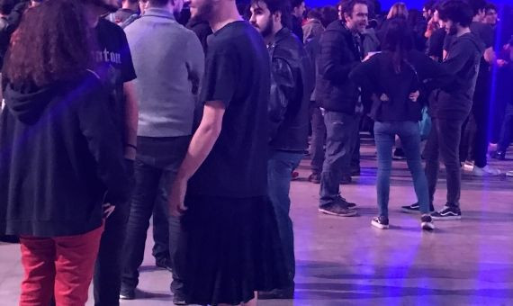 Un fan de la banda, vestido con el famoso kilt escocés / DF