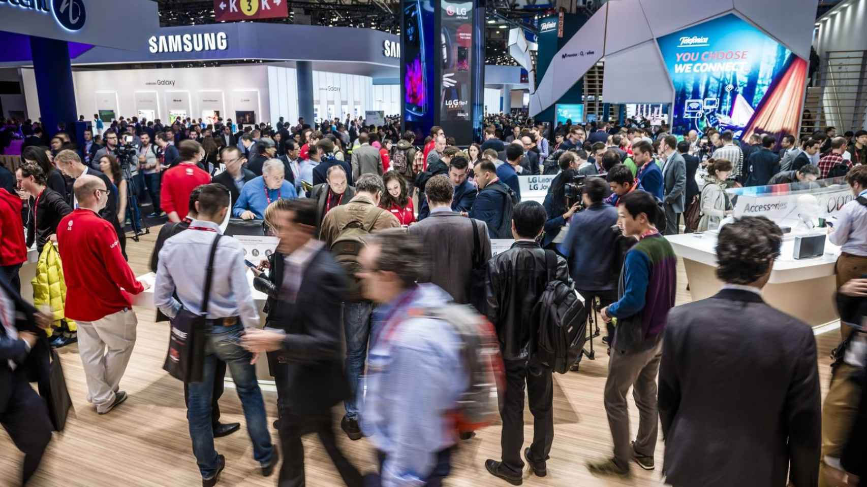 Asistentes del Mobile World Congress en el stand de LG. | Corbis