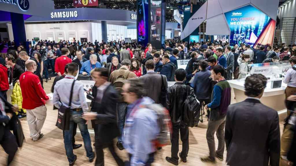 Asistentes del Mobile World Congress en el stand de LG. | Corbis