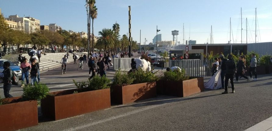 Unos manteros recogen sus pertenencias en el Port Vell / JORDI SUBIRANA