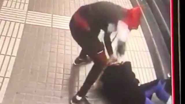 Vídeo del atraco con violencia a una señora en el metro de Barcelona