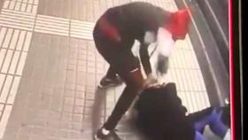 Vídeo del atraco con violencia a una señora en el metro de Barcelona