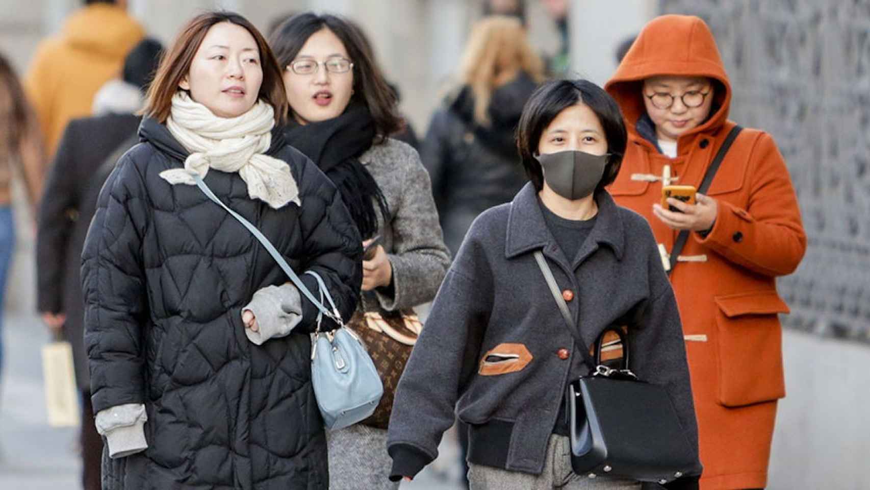 Una mujer asiática con una mascarilla / EUROPA PRESS