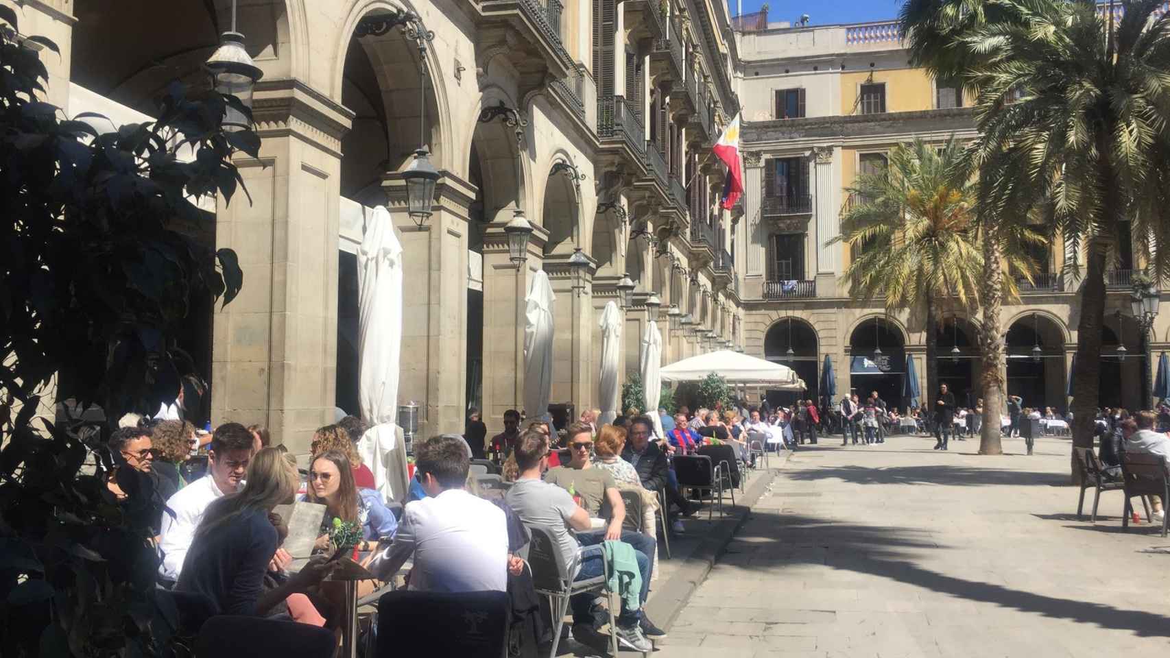 Exterior de la plaza Reial con terrazas / EP