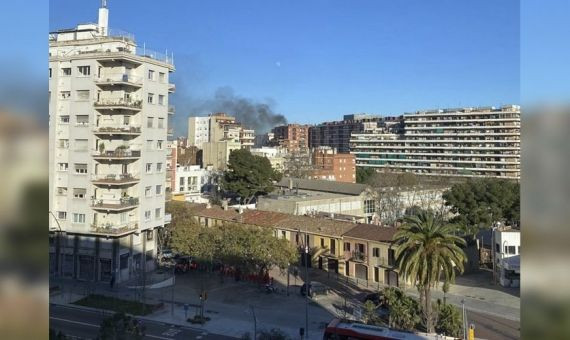 La columna de humo del incendio, desde el 22@ / METRÓPOLI ABIERTA