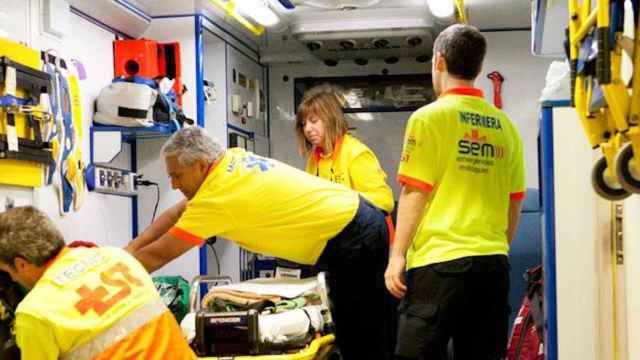 Trabajadores del Sistema de Emergencias Médicas (SEM) en una ambulancia en Barcelona