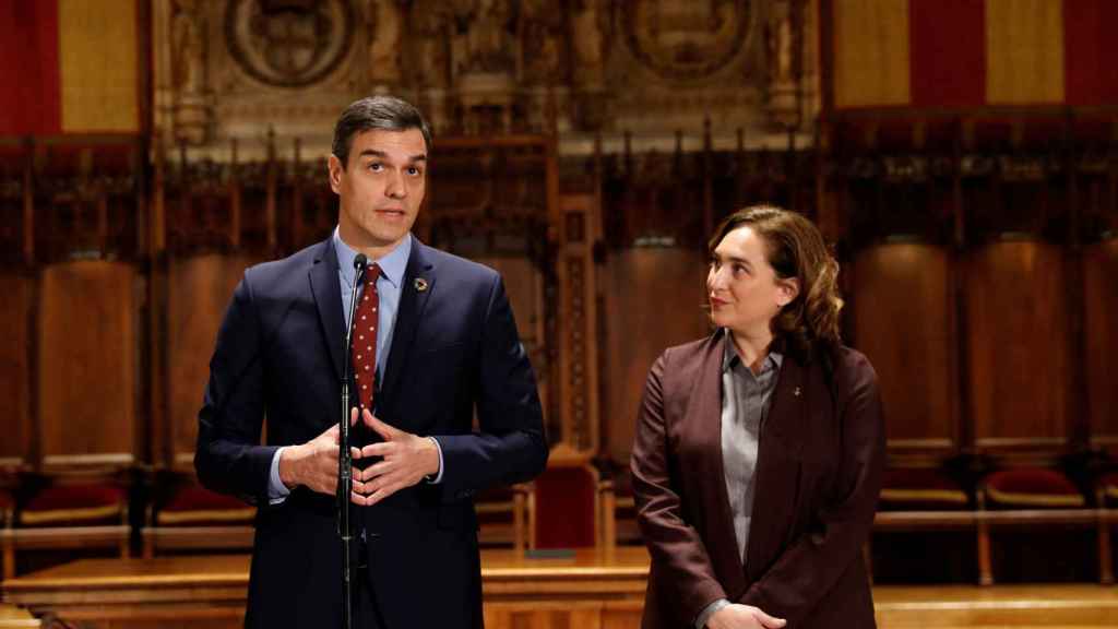 Ada Colau y Pedro Sánchez, este viernes en el Ayuntamiento de Barcelona / EFE